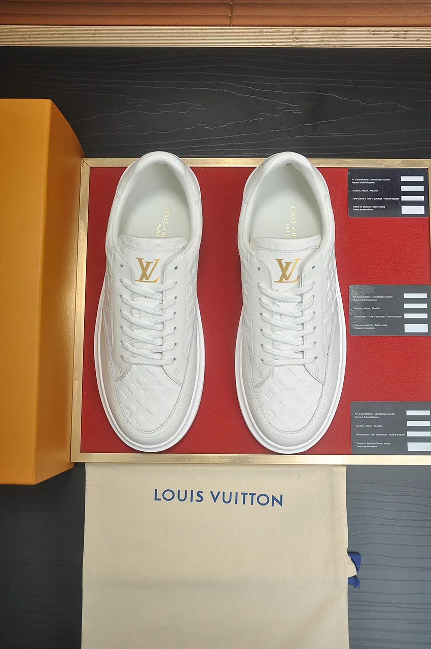 Men's men's shoes 💰640💶Original development, quality shipping, welcome to compare - LV sneaker series sports shoes introduce the loose silhouette of the ready-to-wear series into the spring and summer men's wear shows and make an eye-catching appearance. The cow leather upper is combined with rough fabric laces, and colorful beading highlights the brand's classic elements. LV letters mark the tongue and Monogram floral outsole. Mixed materials Made of top-grain cowhide, thick shoelace design, large Monogram print on the side, mesh lining and cotton feet, the comfort is as extreme as ever, premium heritage, quality first, worth owning! Size: Men’s 38-45 (45 is custom-made and cannot be returned or exchanged)